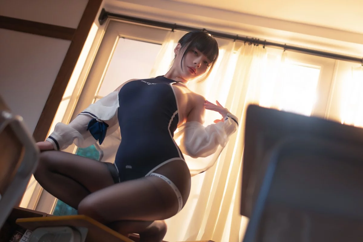 网络美女九言竞泳主题私房性感连体泳衣配超薄黑丝半脱秀火辣身材诱惑写真69P