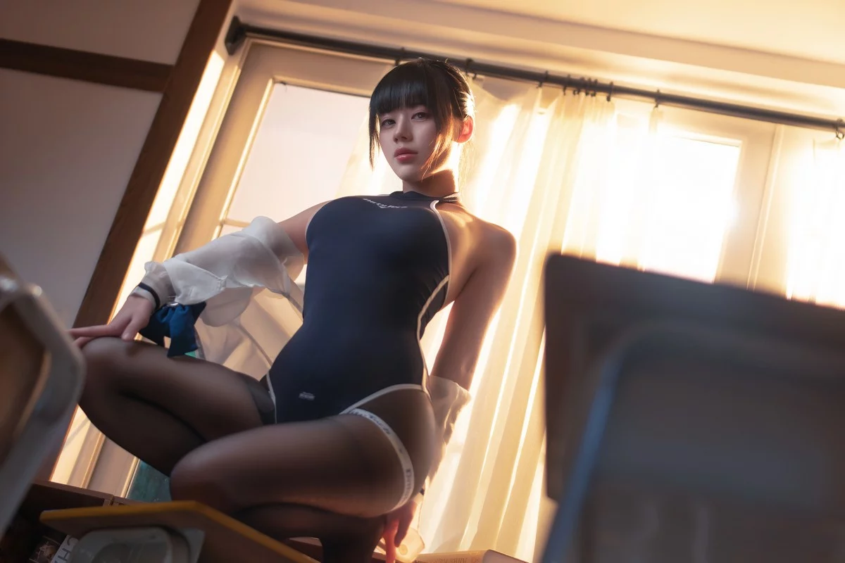 网络美女九言竞泳主题私房性感连体泳衣配超薄黑丝半脱秀火辣身材诱惑写真69P