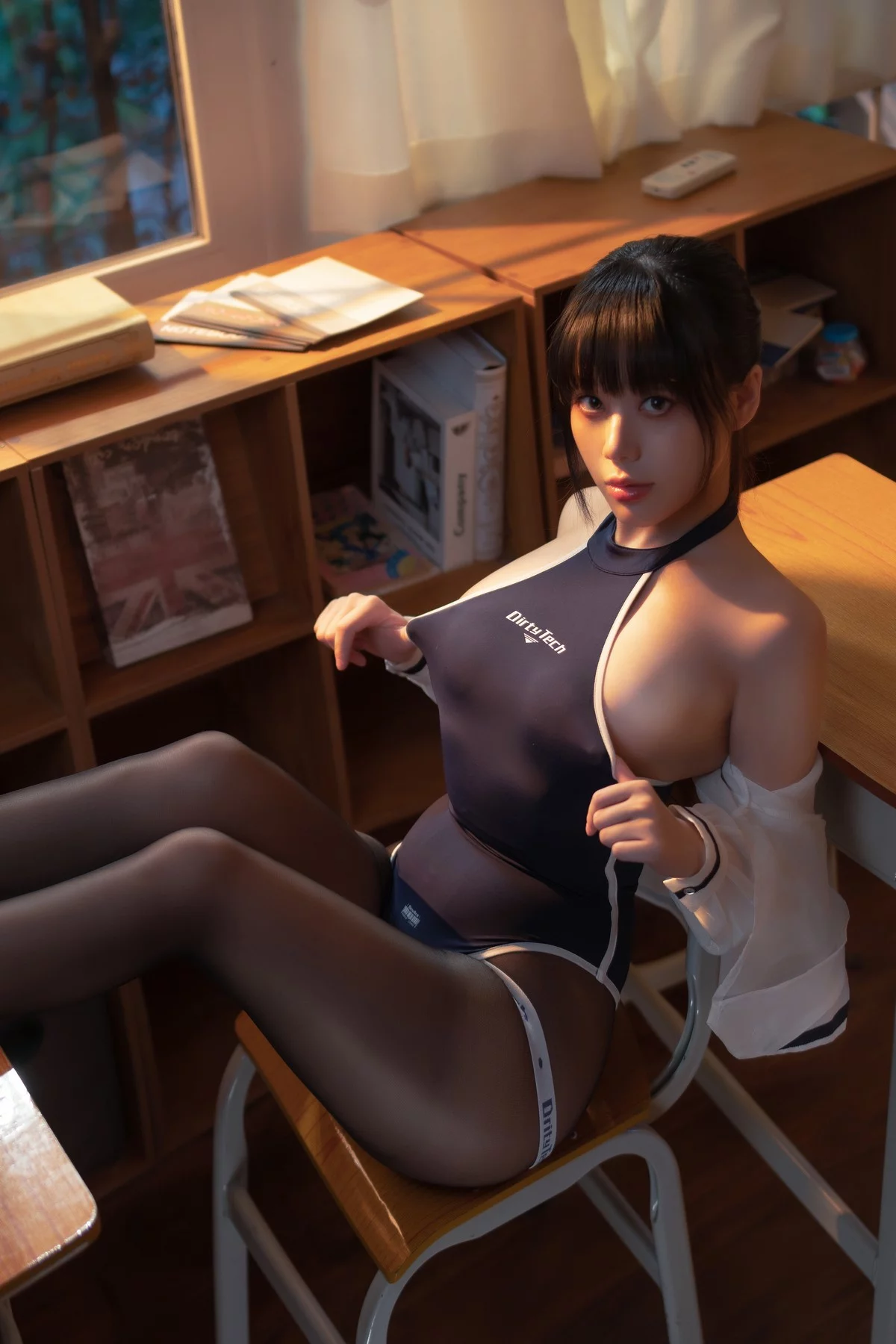 网络美女九言竞泳主题私房性感连体泳衣配超薄黑丝半脱秀火辣身材诱惑写真69P