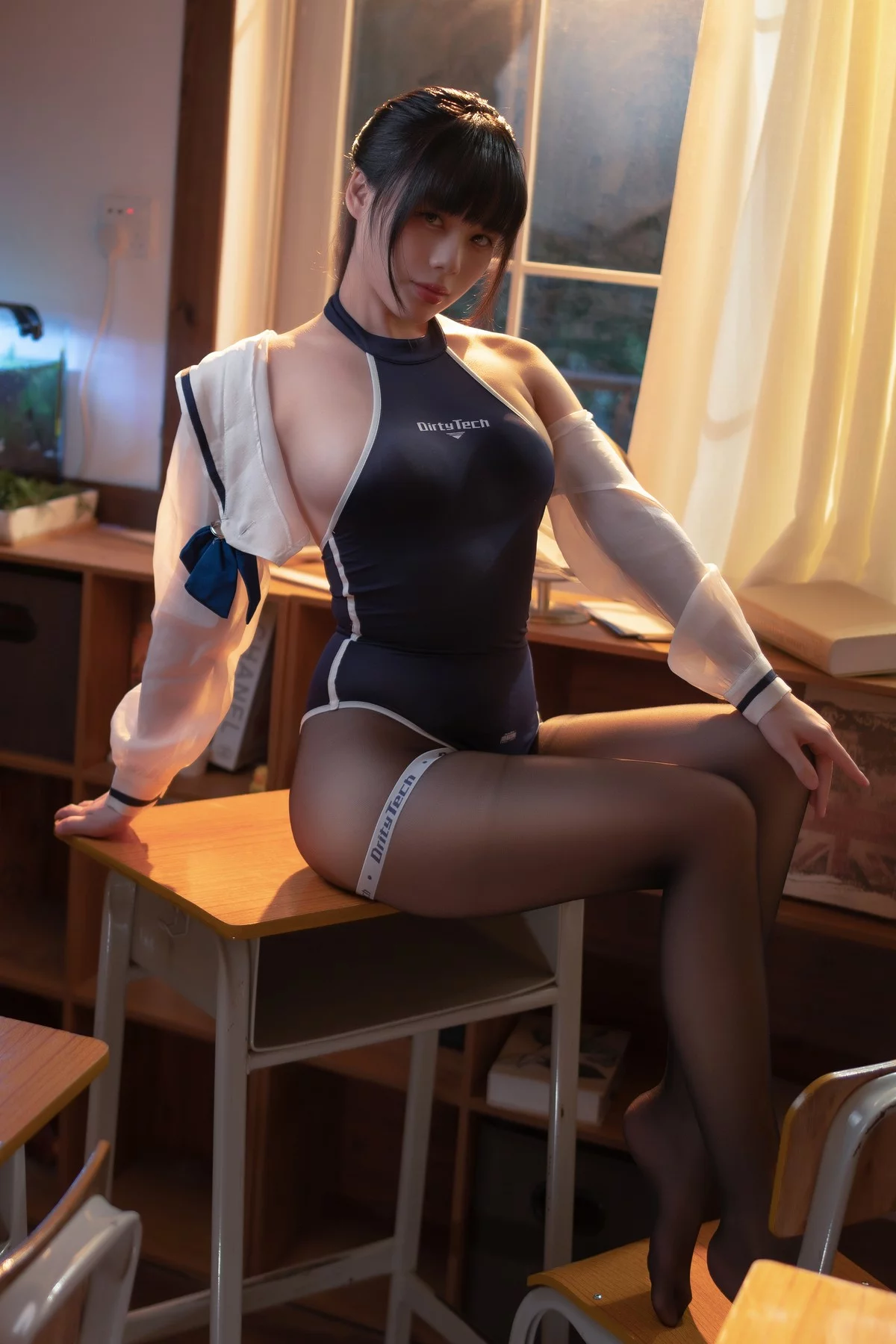 网络美女九言竞泳主题私房性感连体泳衣配超薄黑丝半脱秀火辣身材诱惑写真69P