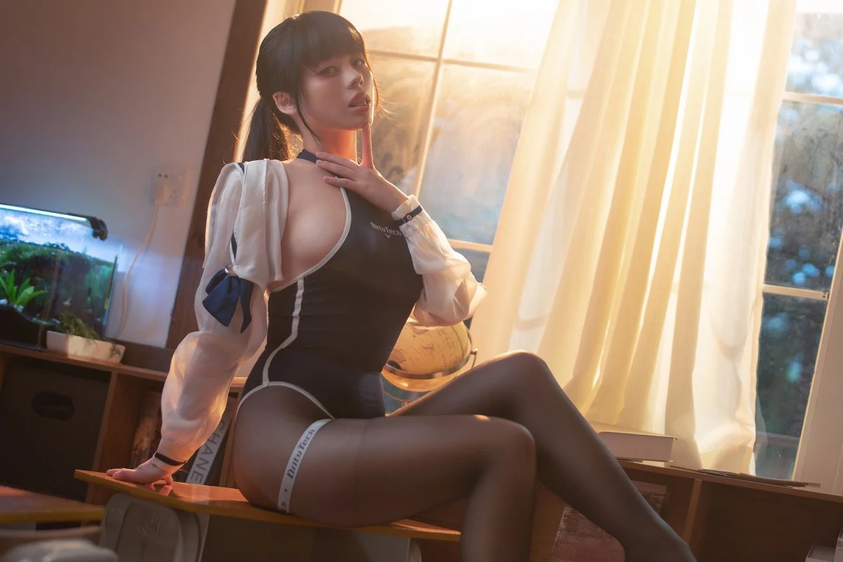 网络美女九言竞泳主题私房性感连体泳衣配超薄黑丝半脱秀火辣身材诱惑写真69P
