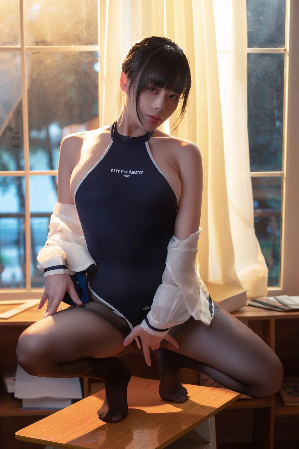 网络美女九言竞泳主题私房性感连体泳衣配超薄黑丝半脱秀火辣身材诱惑写真69P