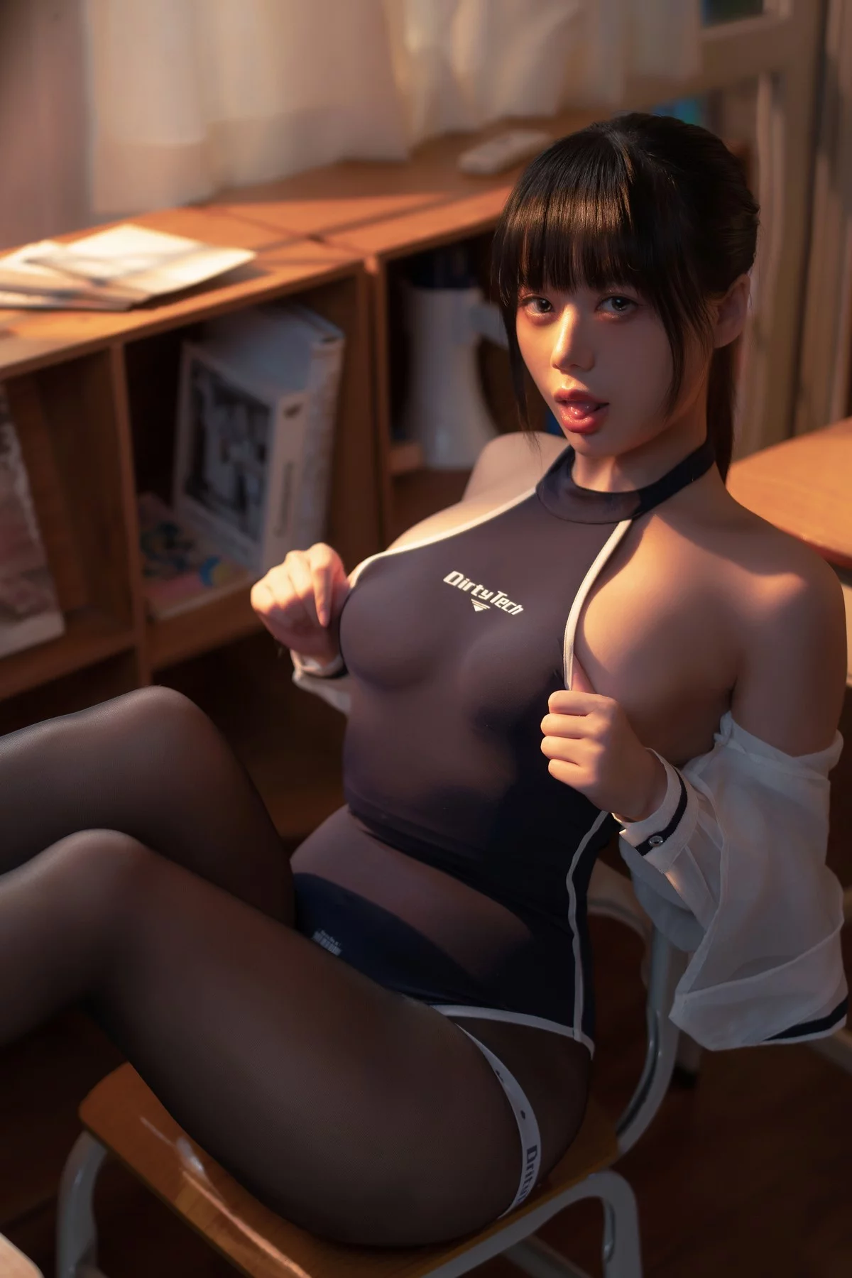网络美女九言竞泳主题私房性感连体泳衣配超薄黑丝半脱秀火辣身材诱惑写真69P