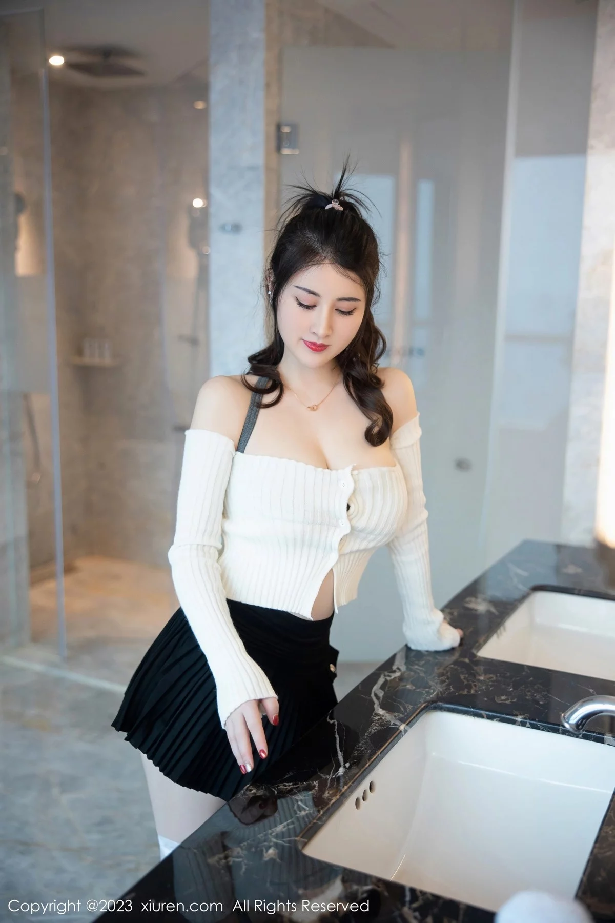 XiuRen第6484期_模特诗诗kiki白色露肩上衣配黑短裙露性感白色内衣迷人诱惑写真82P
