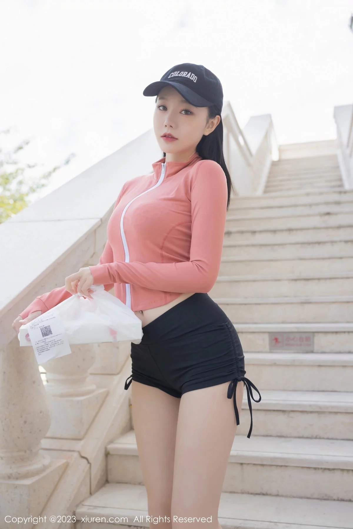 XiuRen第6487期_模特安然anran粉色运动上衣配黑短裙半脱露蕾丝内衣诱惑写真82P
