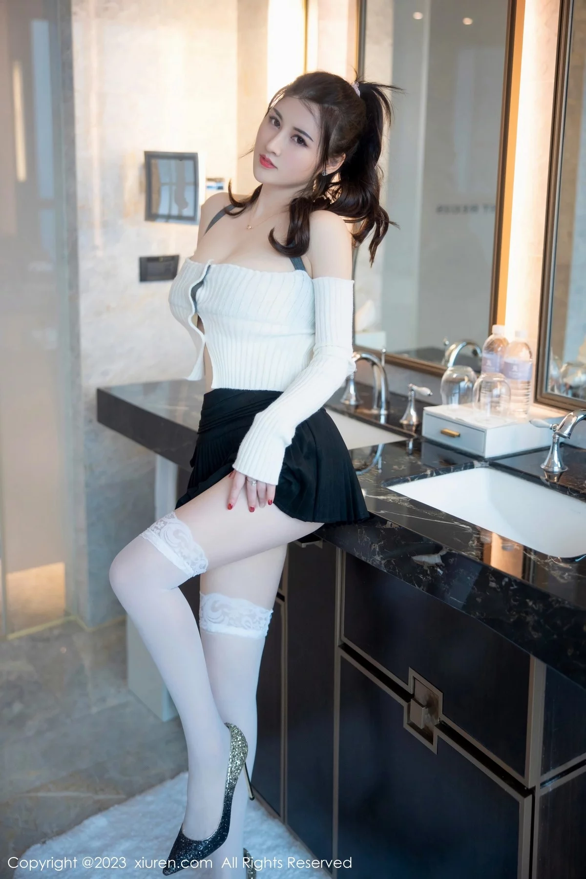 XiuRen第6484期_模特诗诗kiki白色露肩上衣配黑短裙露性感白色内衣迷人诱惑写真82P
