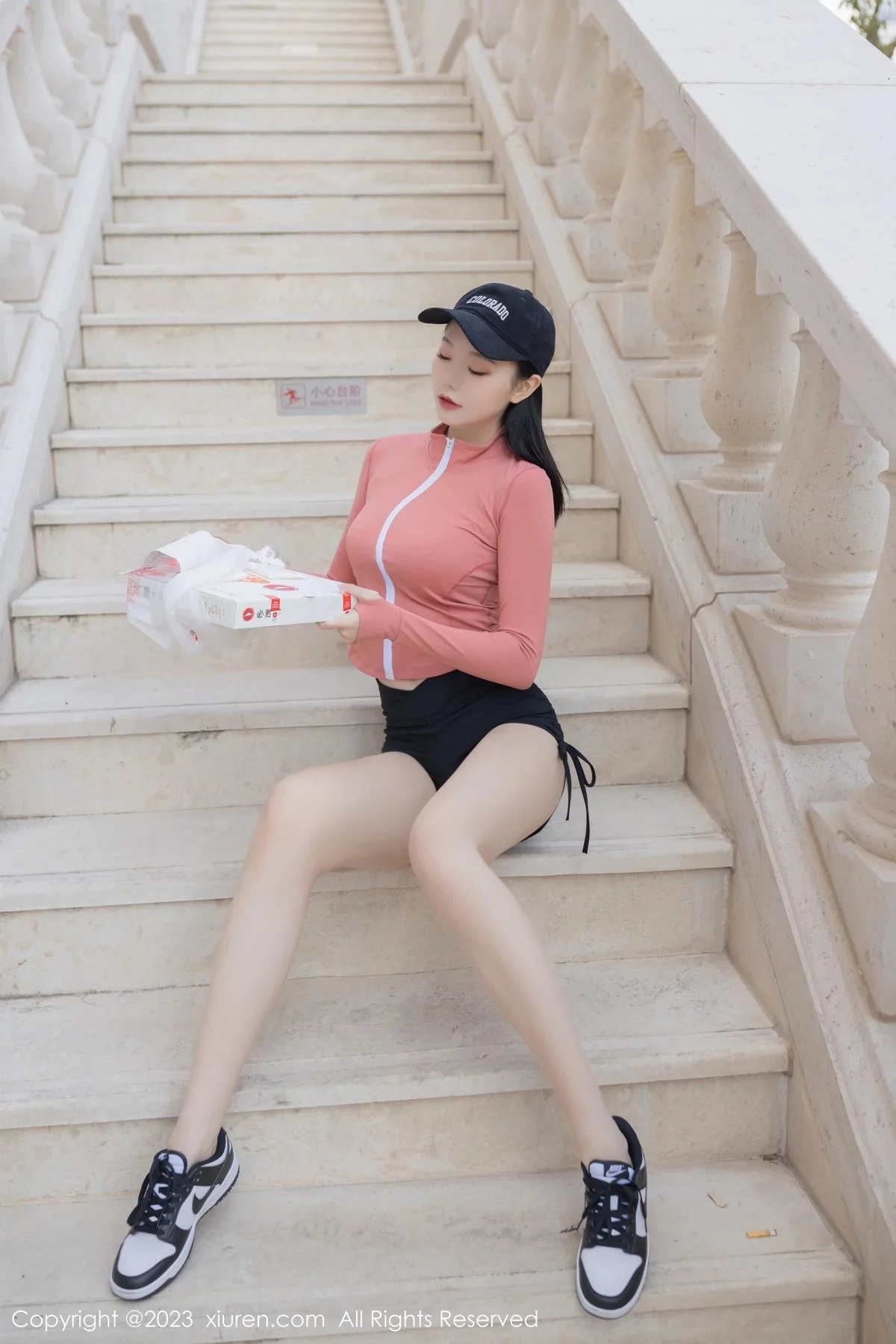 XiuRen第6487期_模特安然anran粉色运动上衣配黑短裙半脱露蕾丝内衣诱惑写真82P
