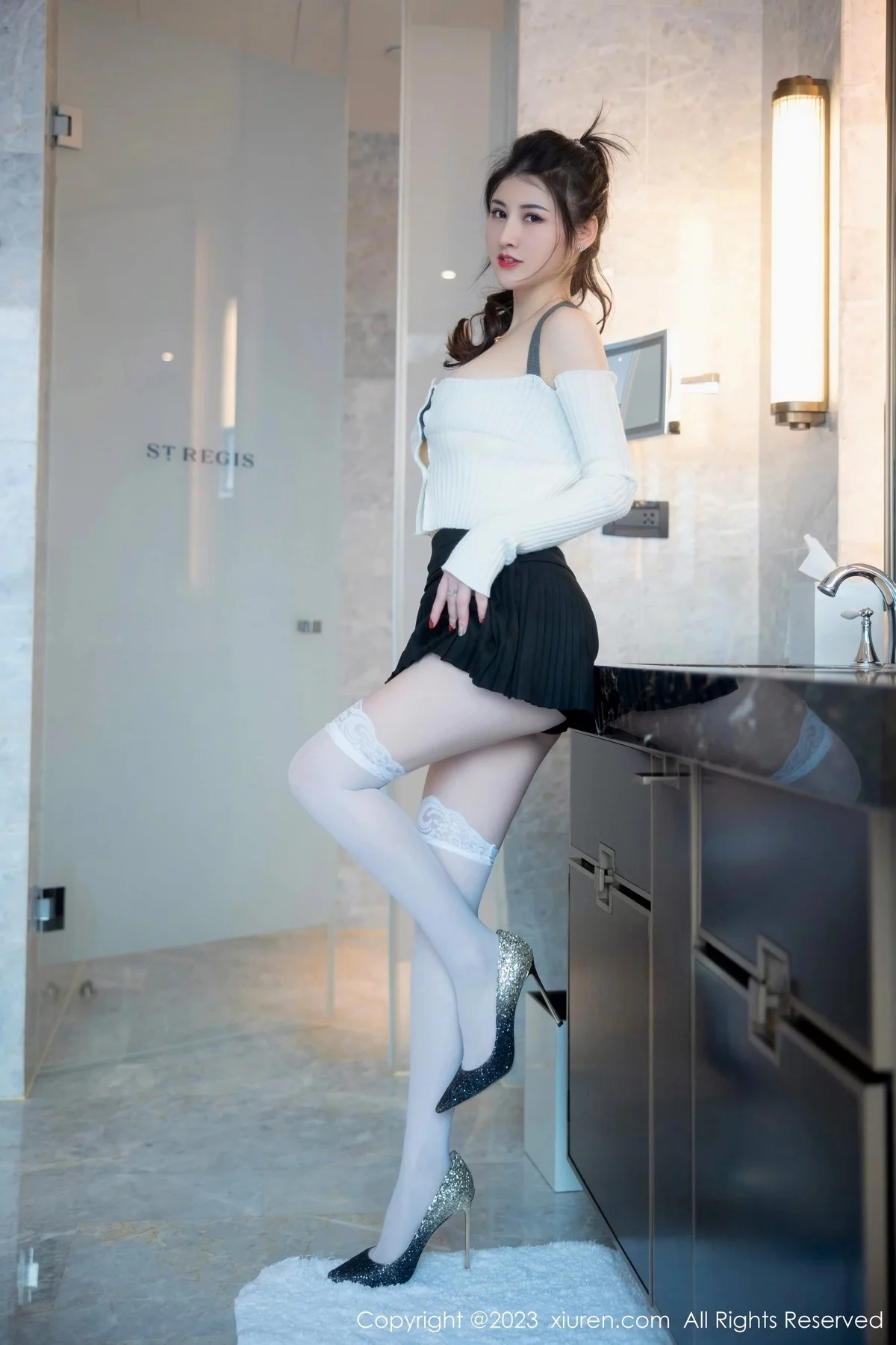 XiuRen第6484期_模特诗诗kiki白色露肩上衣配黑短裙露性感白色内衣迷人诱惑写真82P