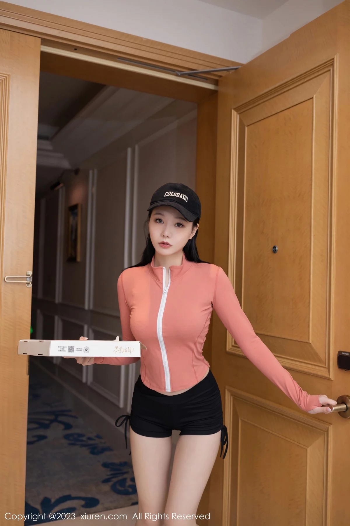 XiuRen第6487期_模特安然anran粉色运动上衣配黑短裙半脱露蕾丝内衣诱惑写真82P