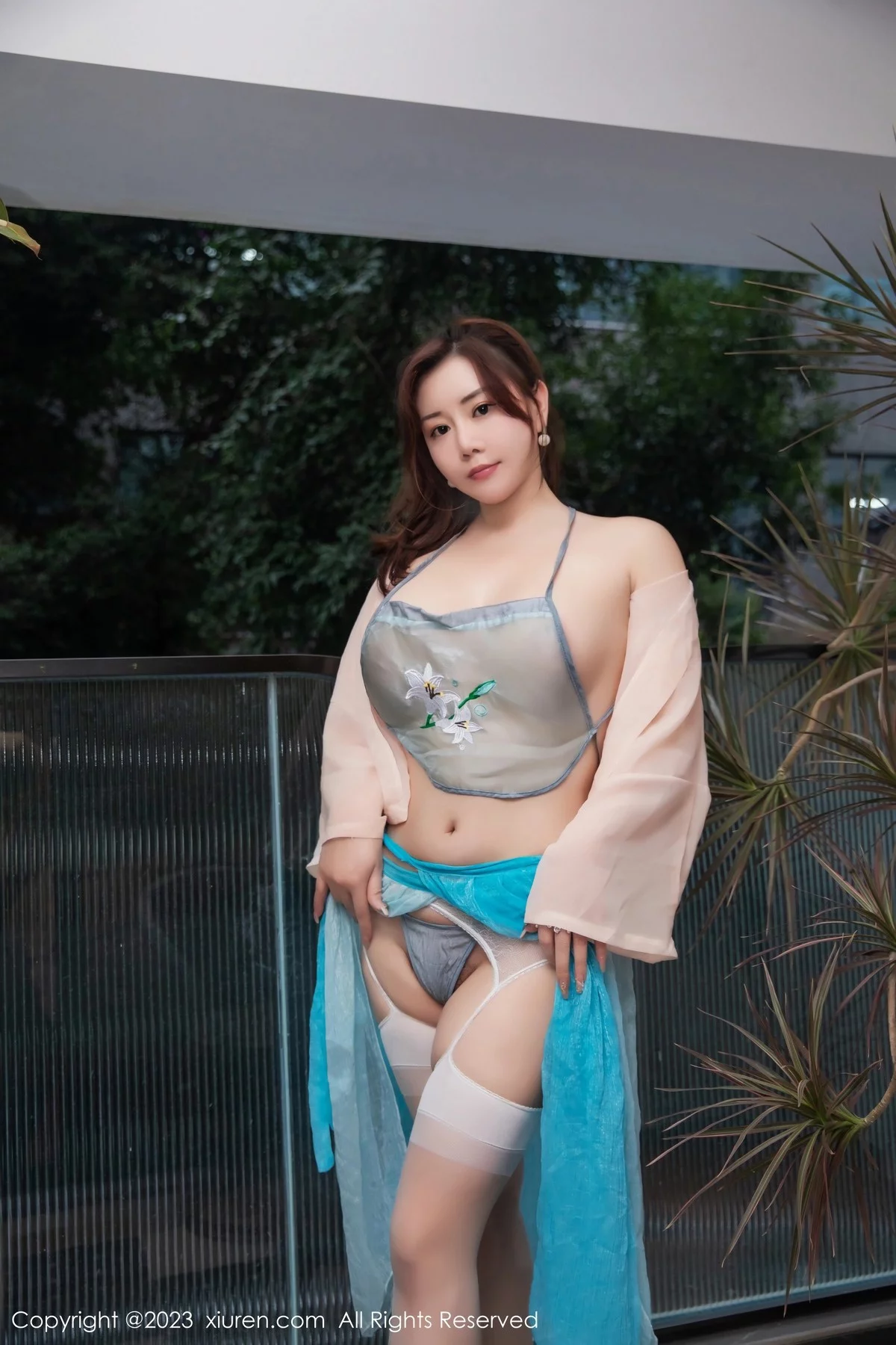 XiuRen第6483期_模特王婉悠Queen浅色轻透薄纱配原色丝袜秀丰满身材诱惑写真78P