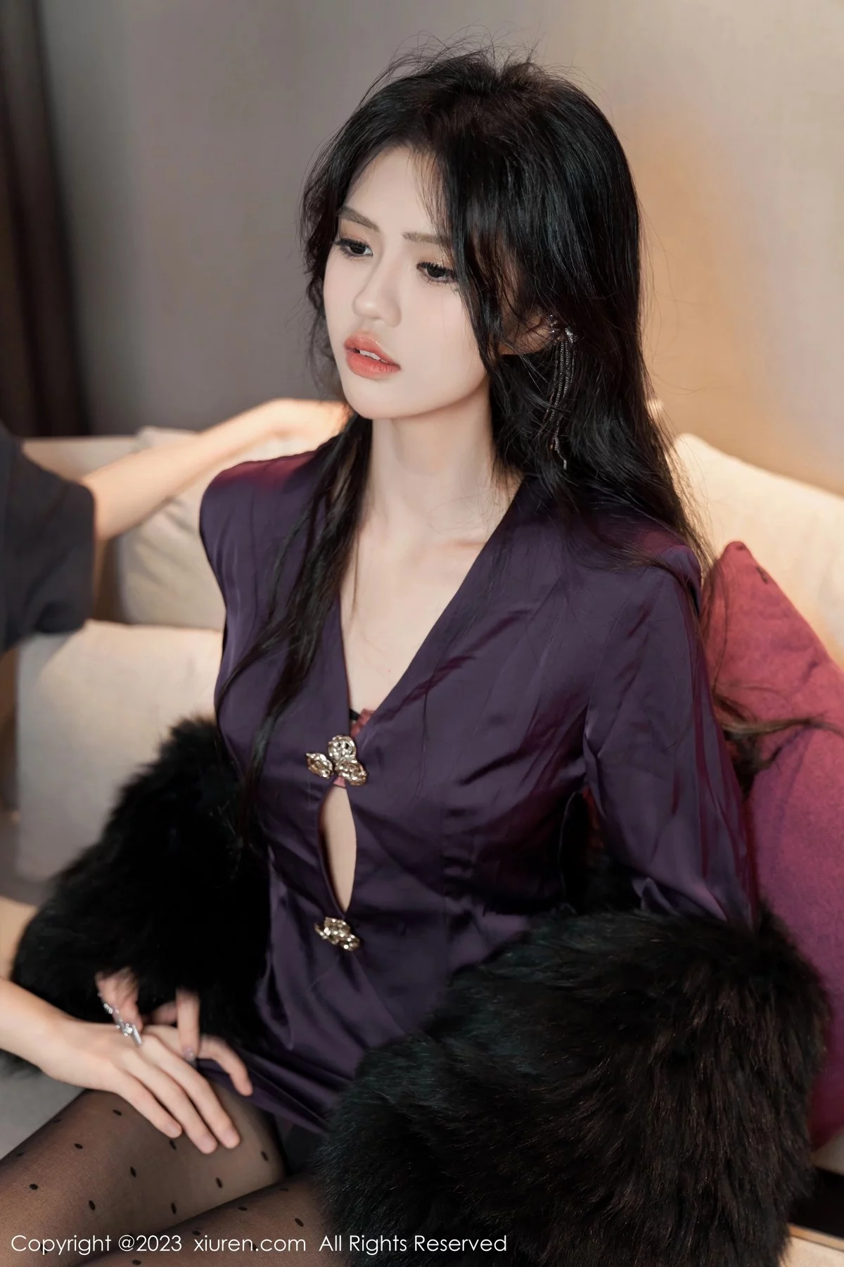XiuRen第6649期_模特浅浅Danny私房性感紫色服配黑丝裤袜秀曼妙身姿诱惑写真101P