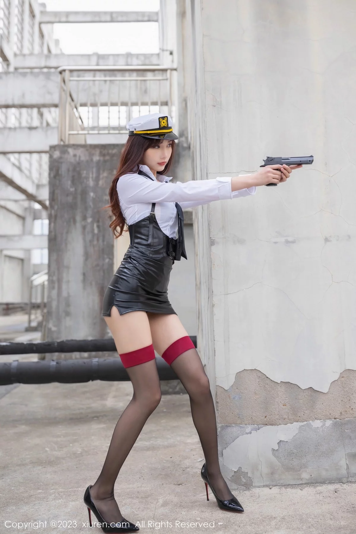 XiuRen第6653期_模特陆萱萱女警装扮性感白T配黑色背带裙秀完美身材诱惑写真80P