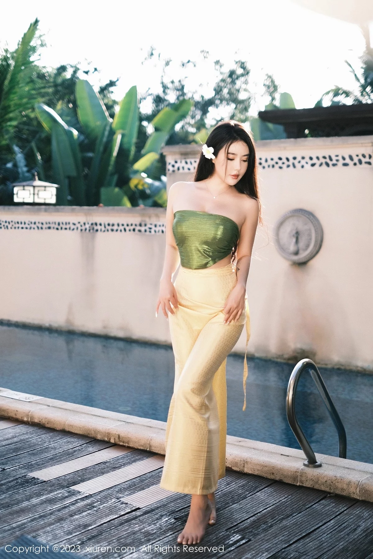 XiuRen第6648期_女神Manuela玛鲁娜户外抹胸服+室内紧身衣秀丰满身材诱惑写真64P