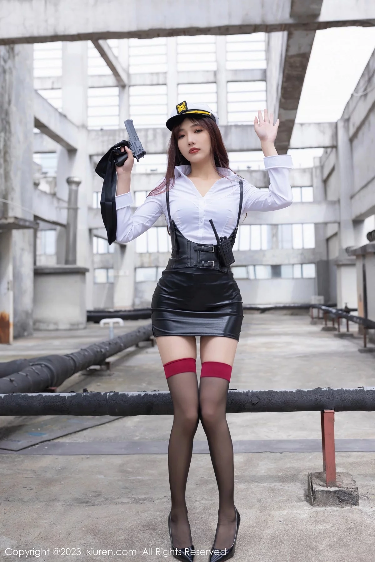 XiuRen第6653期_模特陆萱萱女警装扮性感白T配黑色背带裙秀完美身材诱惑写真80P