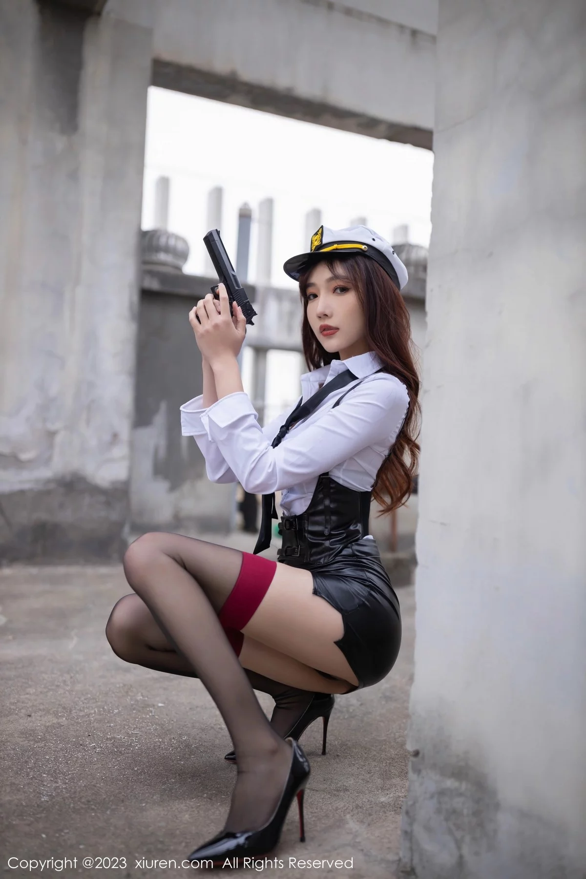 XiuRen第6653期_模特陆萱萱女警装扮性感白T配黑色背带裙秀完美身材诱惑写真80P