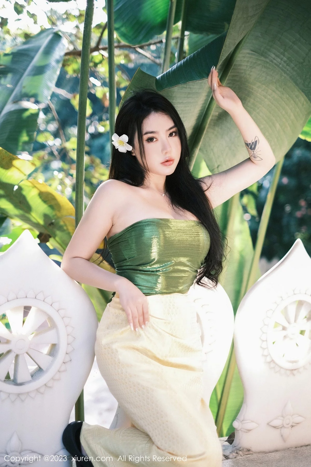 XiuRen第6648期_女神Manuela玛鲁娜户外抹胸服+室内紧身衣秀丰满身材诱惑写真64P