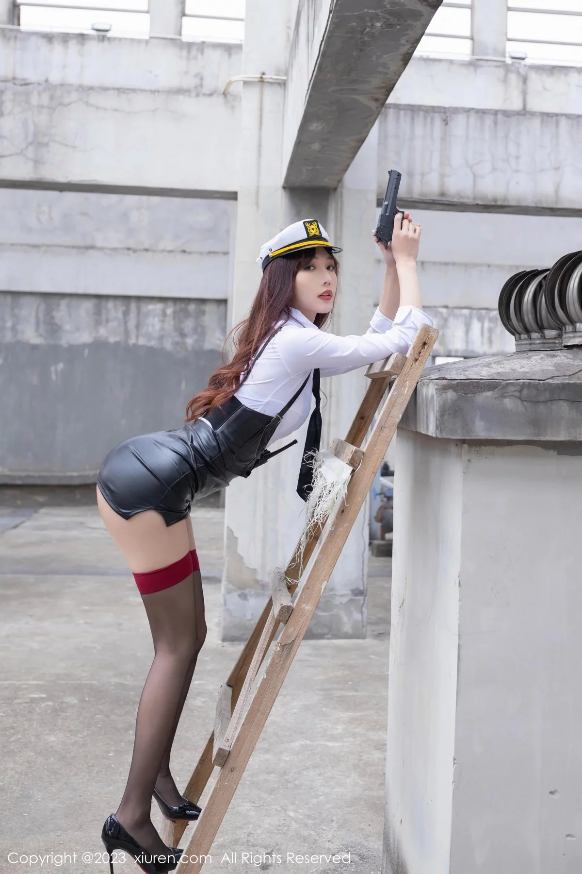 XiuRen第6653期_模特陆萱萱女警装扮性感白T配黑色背带裙秀完美身材诱惑写真80P