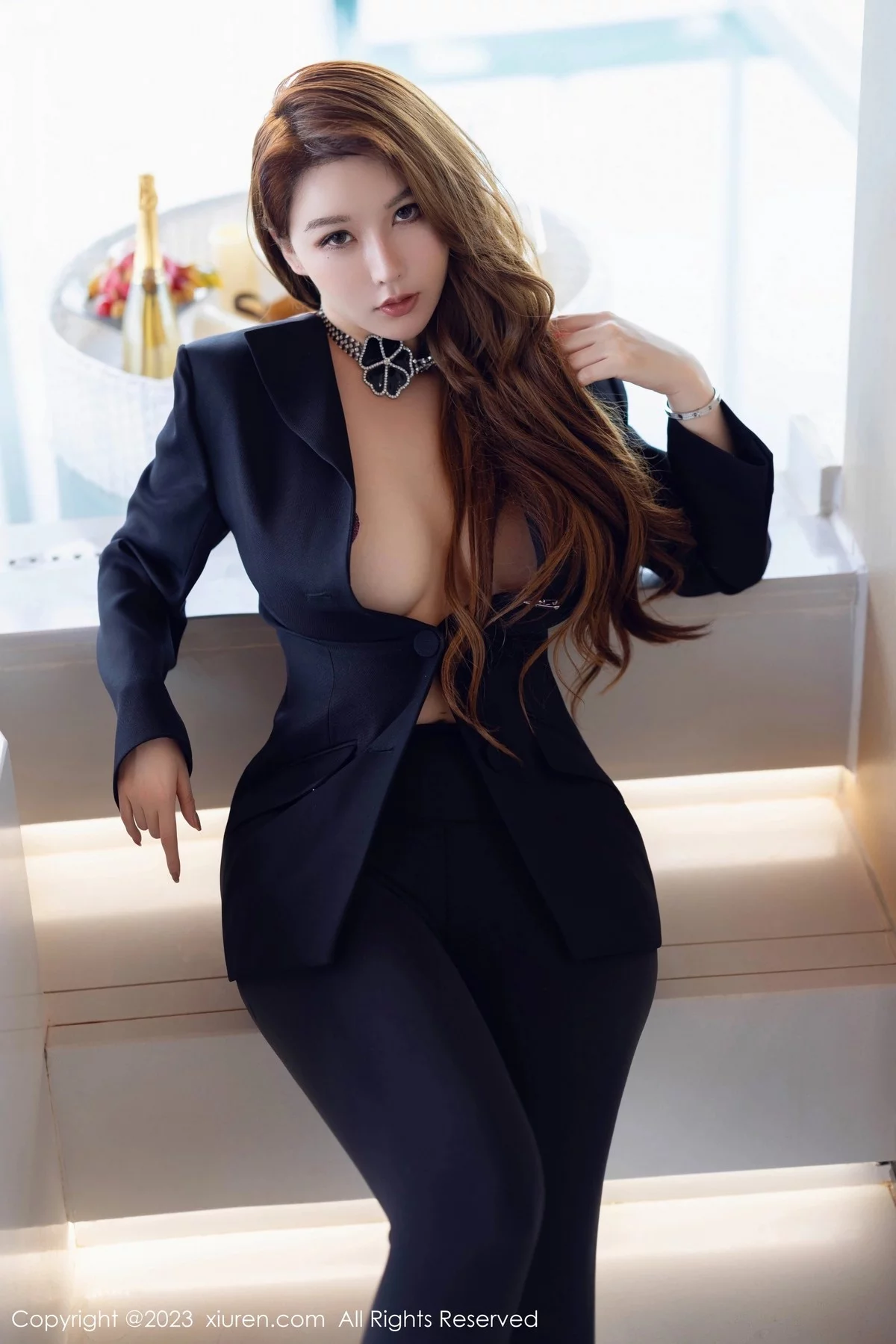 XiuRen第6646期_女神尤妮丝Egg性感深色真空西服露傲人豪乳遮点极致诱惑写真64P