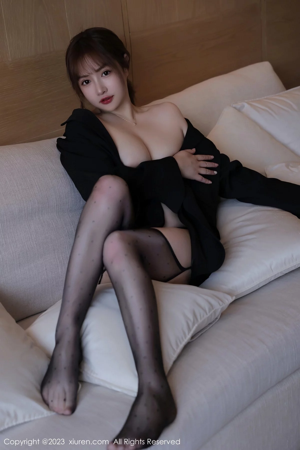 XiuRen第6644期_模特养乐多DoDo性感艳红色内衣配黑丝吊袜秀惹火身材诱惑写真66P