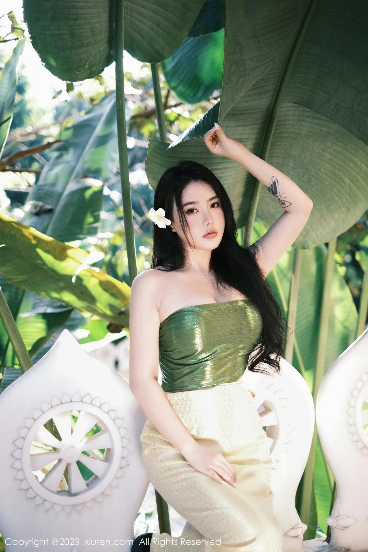 XiuRen第6648期_女神Manuela玛鲁娜户外抹胸服+室内紧身衣秀丰满身材诱惑写真64P