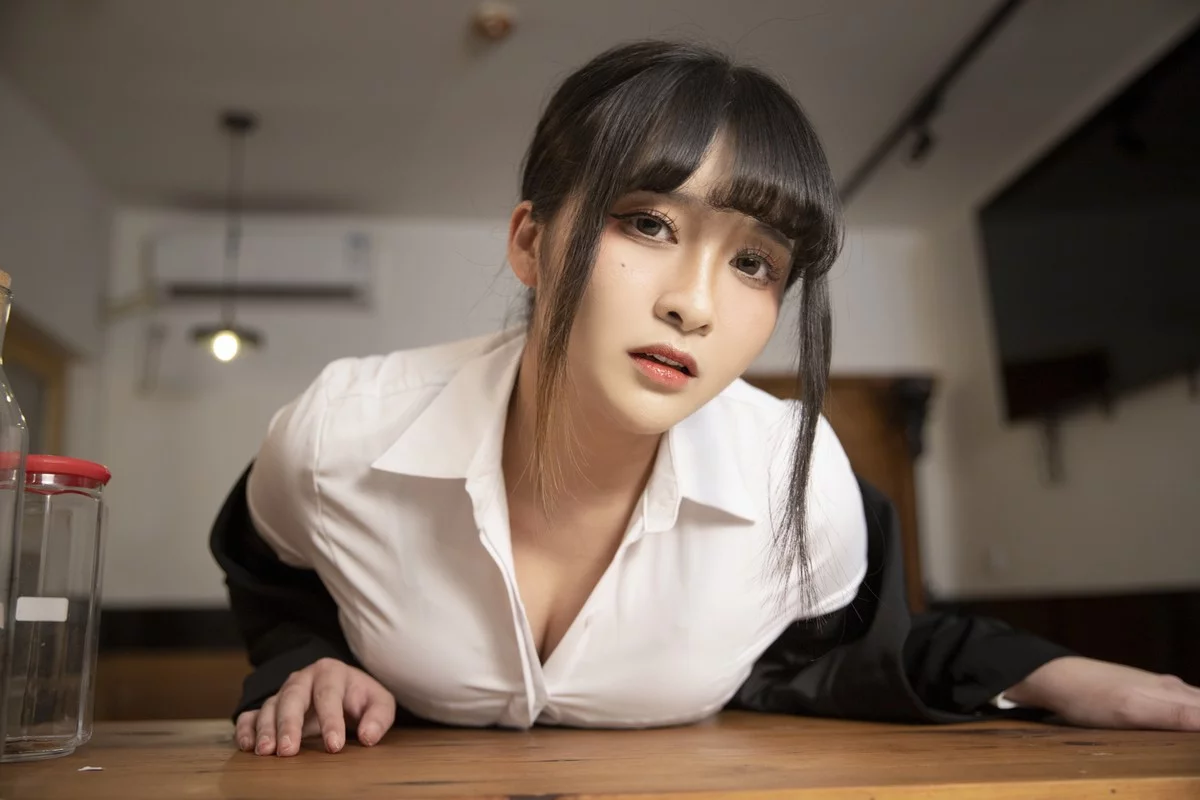 动漫博主洛璃LoLiSAMA醉酒OL主题脱性感白T露黑色情趣内衣秀豪乳诱惑写真75P