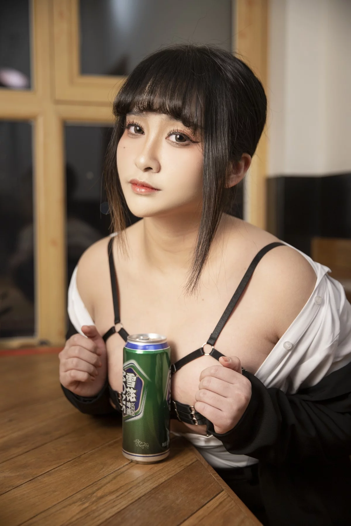 动漫博主洛璃LoLiSAMA醉酒OL主题脱性感白T露黑色情趣内衣秀豪乳诱惑写真75P