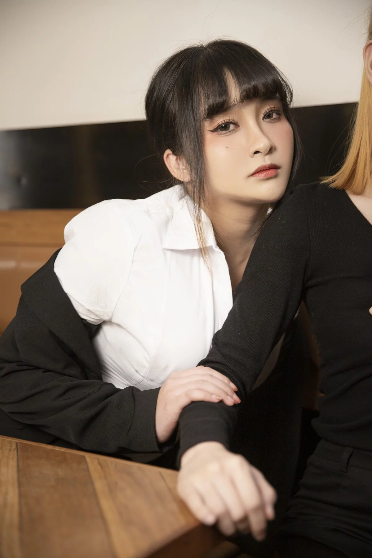 动漫博主洛璃LoLiSAMA醉酒OL主题脱性感白T露黑色情趣内衣秀豪乳诱惑写真75P