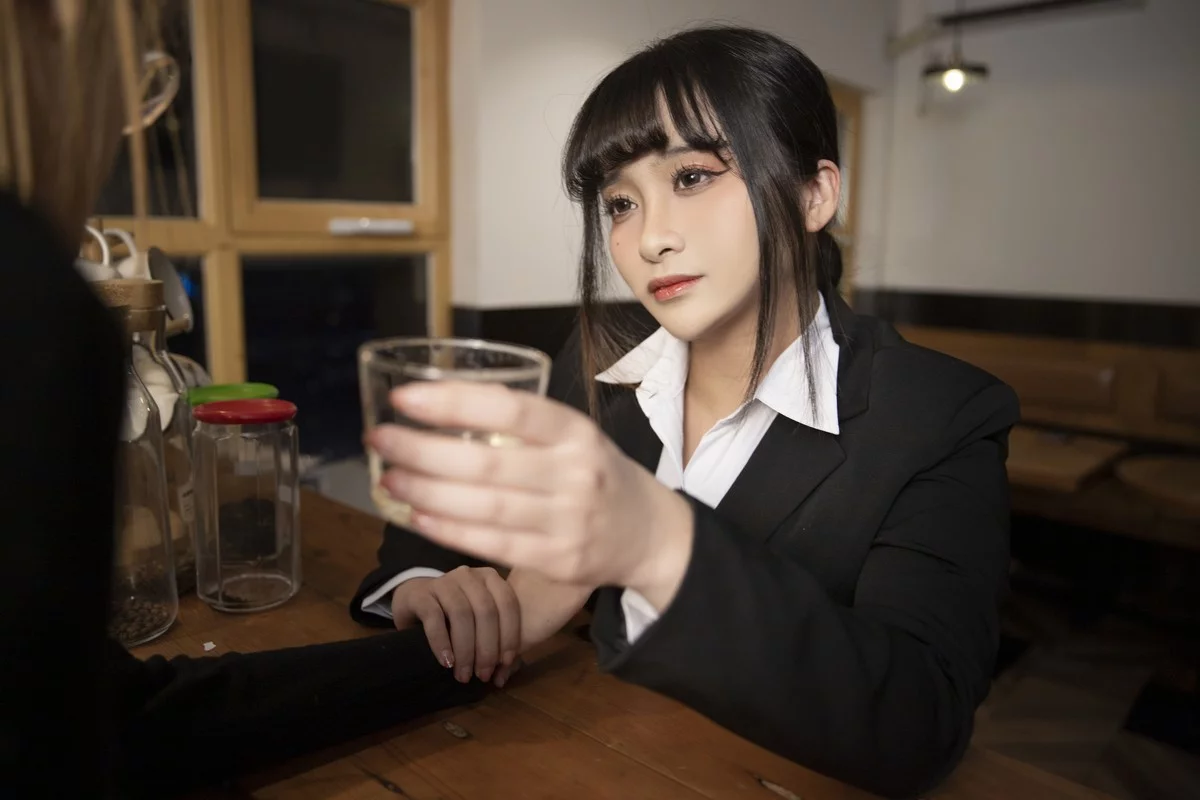 动漫博主洛璃LoLiSAMA醉酒OL主题脱性感白T露黑色情趣内衣秀豪乳诱惑写真75P