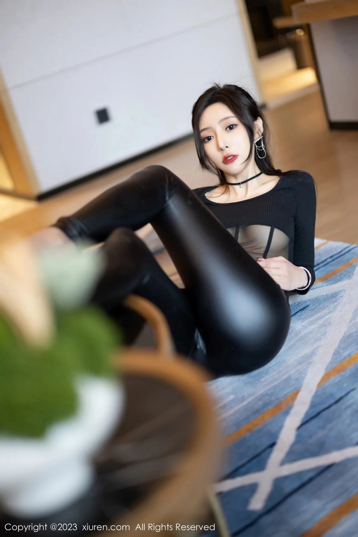 XiuRen第6663期_女神王馨瑶yanni脱黑皮长裤露性感黑色轻透连体衣撩人诱惑写真85P