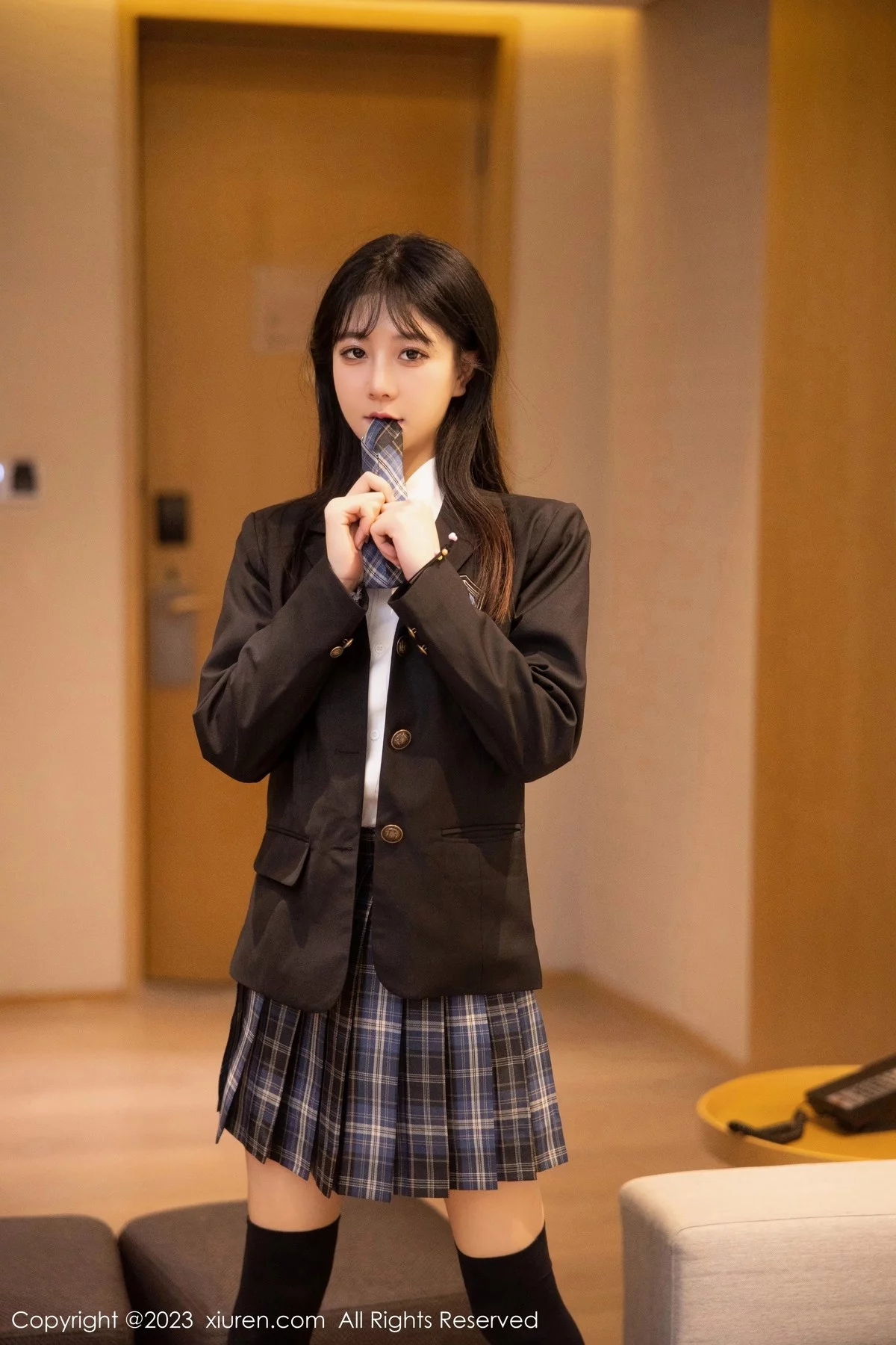 XiuRen第6662期_模特幼幼学妹制服性感白T配格子裙露白色蕾丝内衣完美诱惑写真92P
