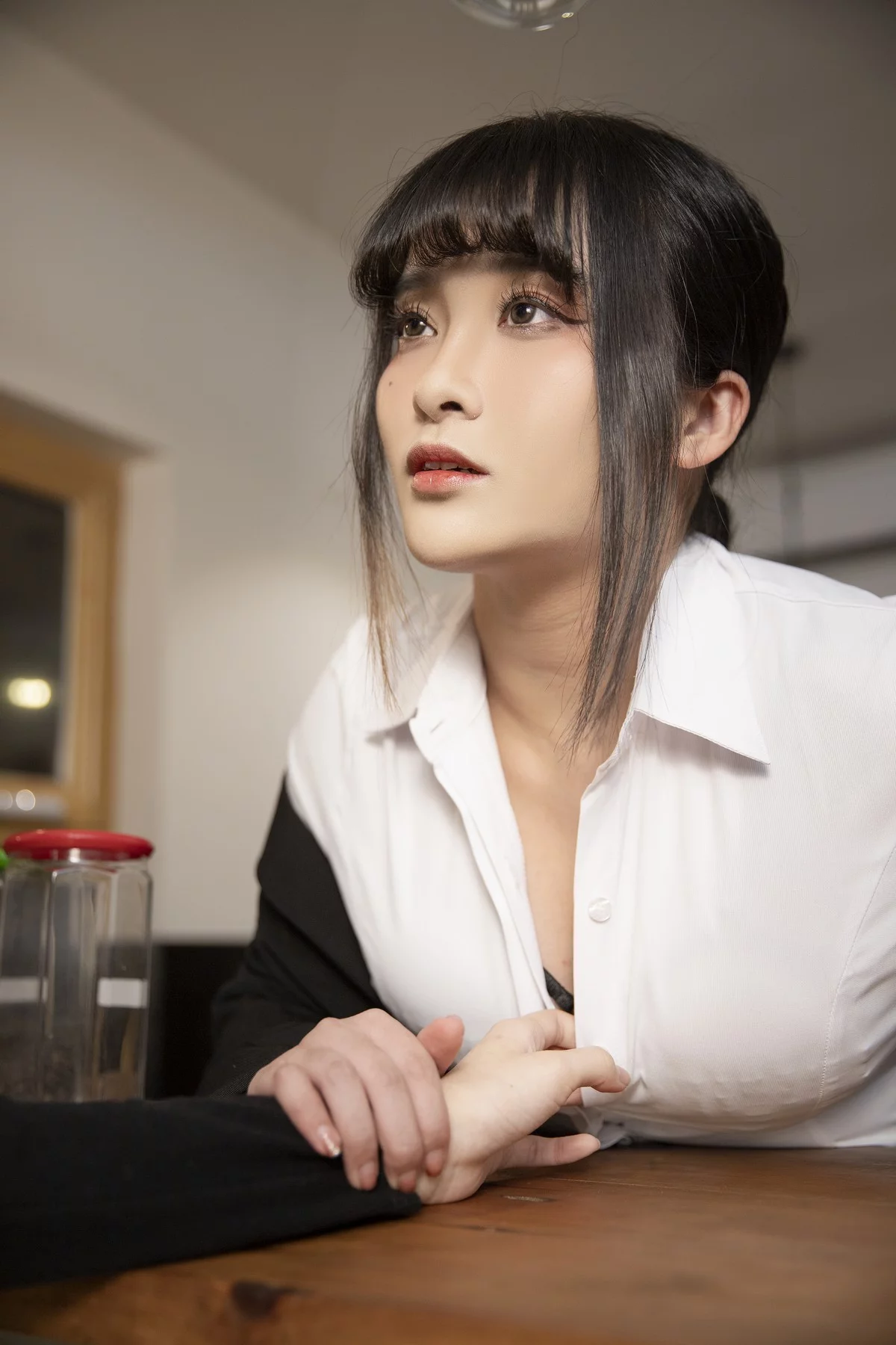 动漫博主洛璃LoLiSAMA醉酒OL主题脱性感白T露黑色情趣内衣秀豪乳诱惑写真75P