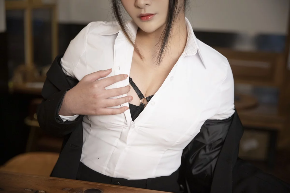 动漫博主洛璃LoLiSAMA醉酒OL主题脱性感白T露黑色情趣内衣秀豪乳诱惑写真75P