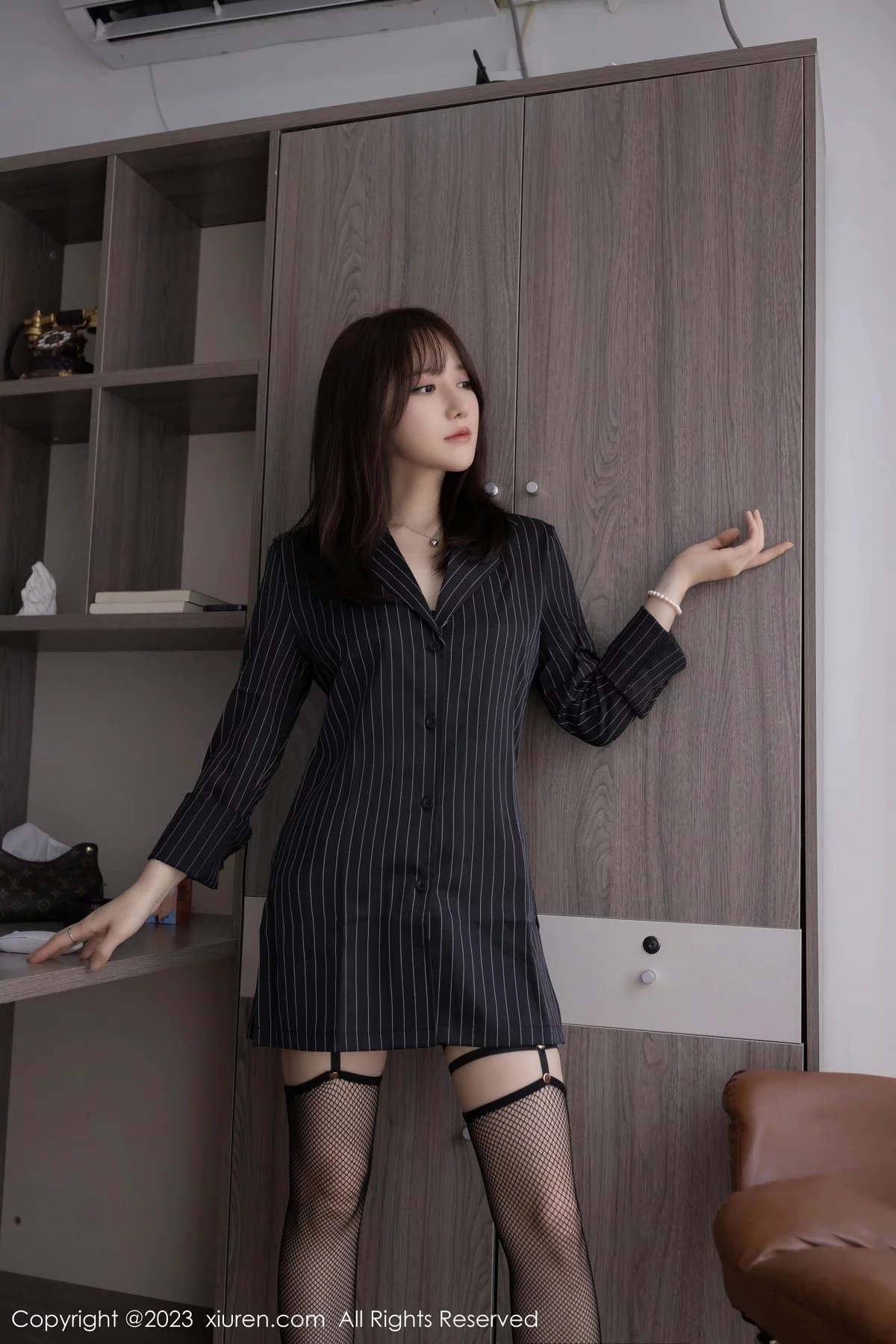 XiuRen第6664期_模特鱼子酱Fish办公室场景黑色情趣服饰配超薄黑丝极致魅惑写真81P
