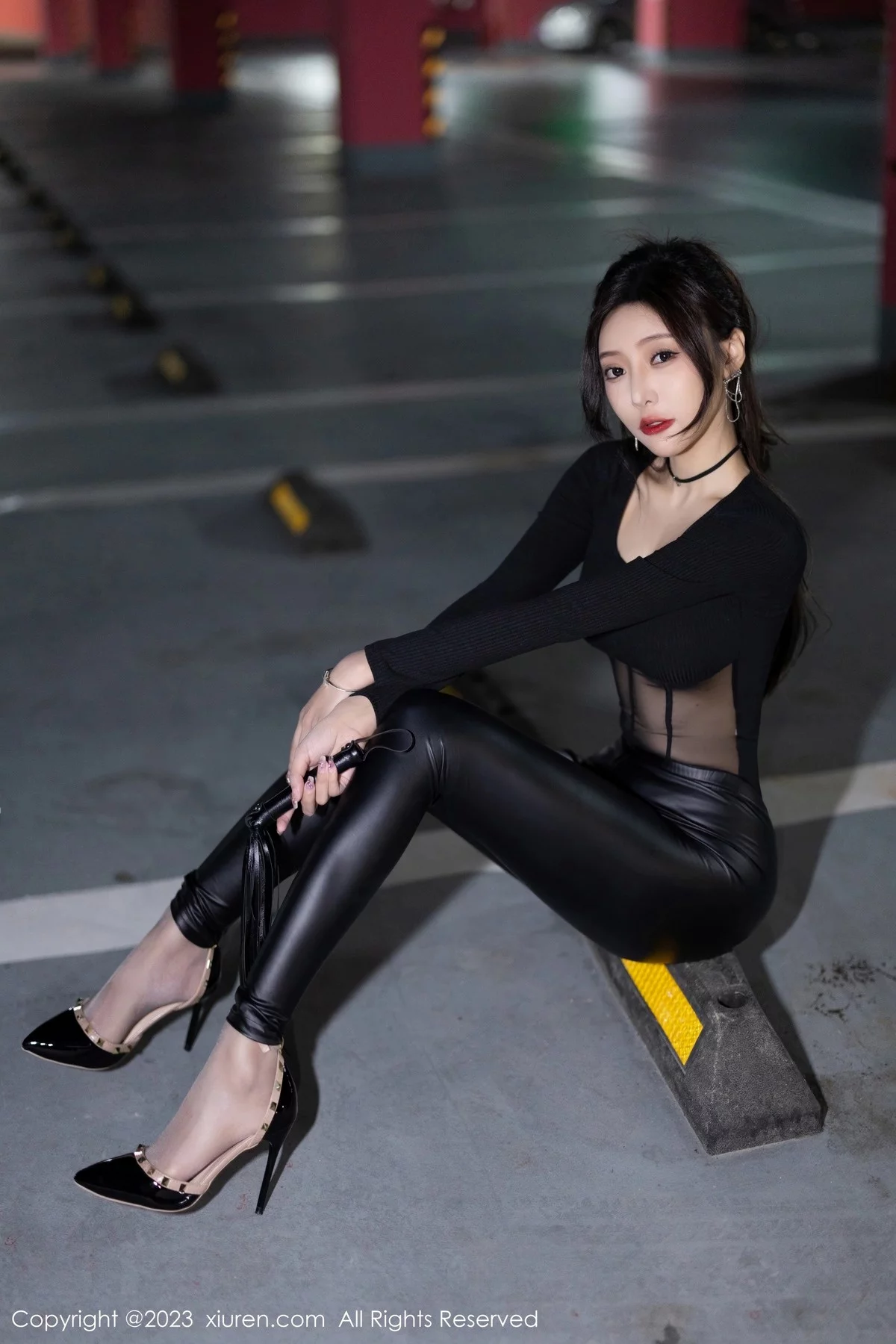 XiuRen第6663期_女神王馨瑶yanni脱黑皮长裤露性感黑色轻透连体衣撩人诱惑写真85P