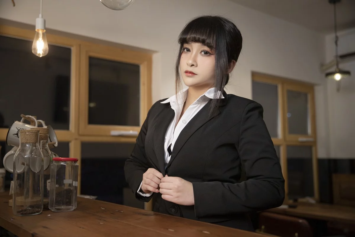 动漫博主洛璃LoLiSAMA醉酒OL主题脱性感白T露黑色情趣内衣秀豪乳诱惑写真75P