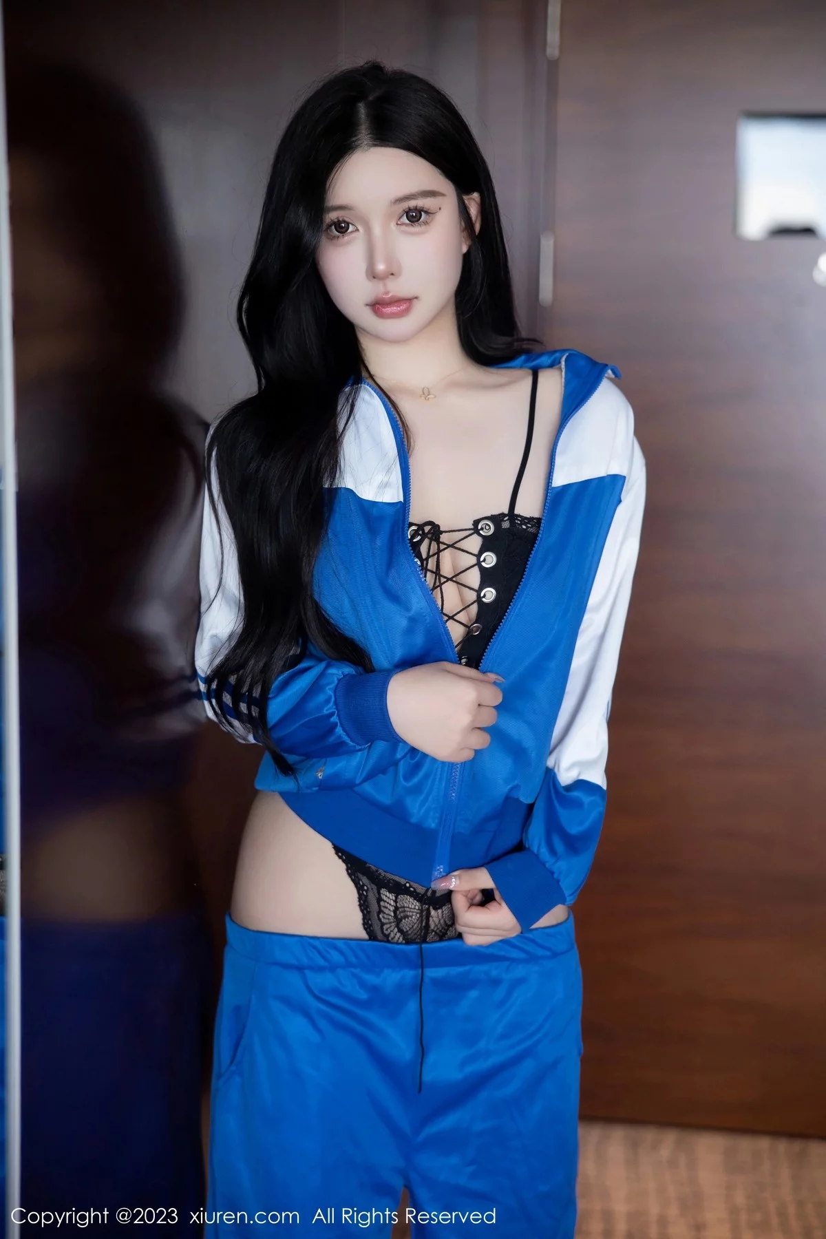XiuRen第6660期_模特林珊珊性感蓝色运动服露黑色情趣内衣秀惹火身材诱惑写真101P