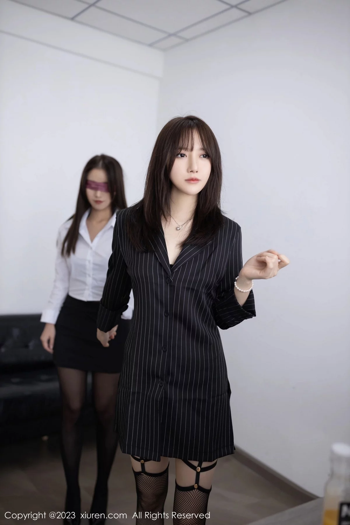 XiuRen第6664期_模特鱼子酱Fish办公室场景黑色情趣服饰配超薄黑丝极致魅惑写真81P