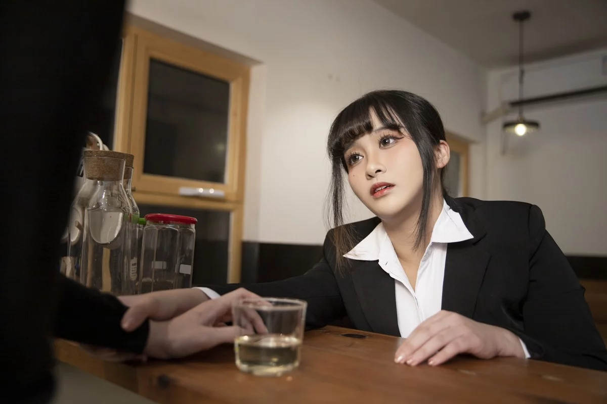 动漫博主洛璃LoLiSAMA醉酒OL主题脱性感白T露黑色情趣内衣秀豪乳诱惑写真75P