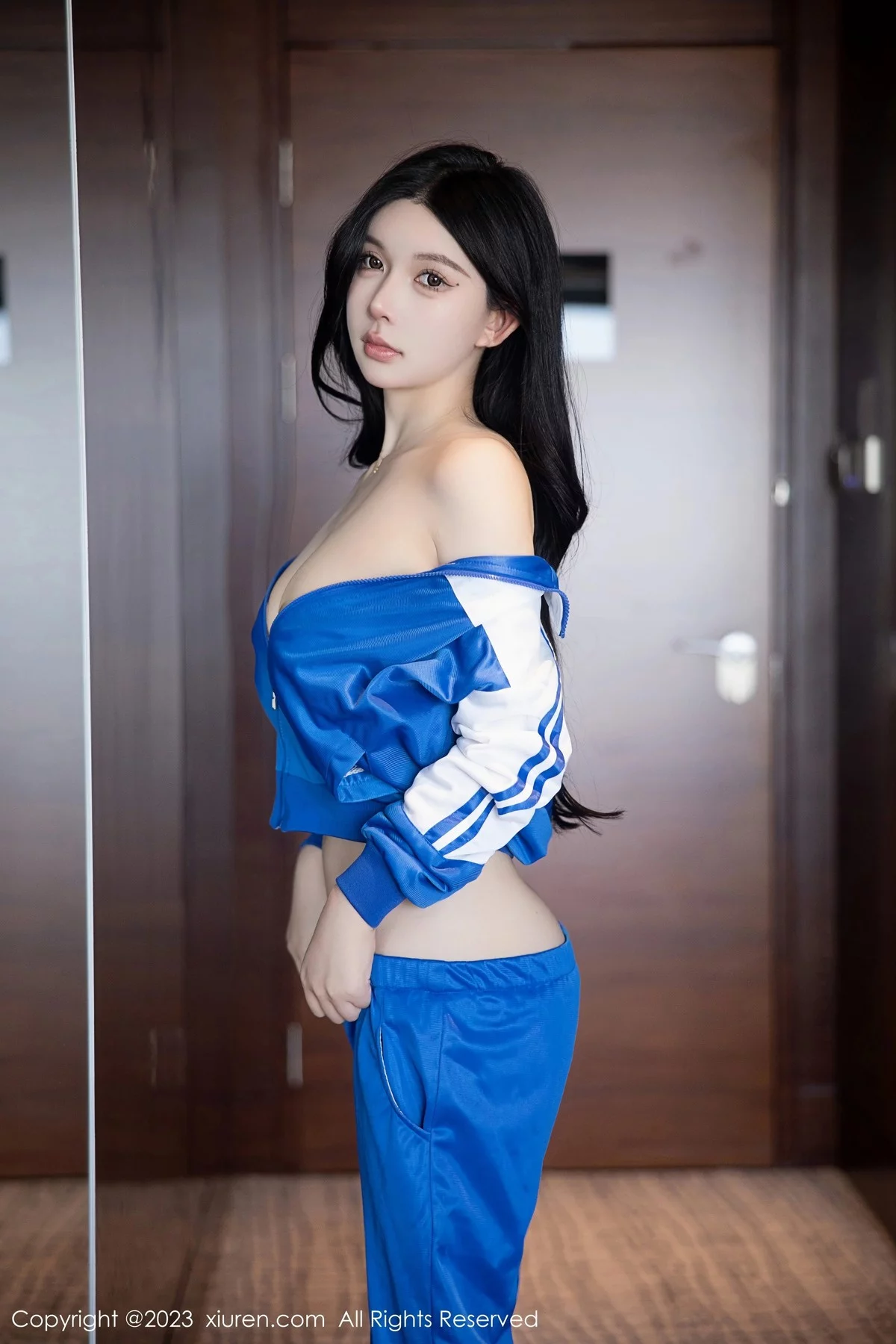 XiuRen第6660期_模特林珊珊性感蓝色运动服露黑色情趣内衣秀惹火身材诱惑写真101P