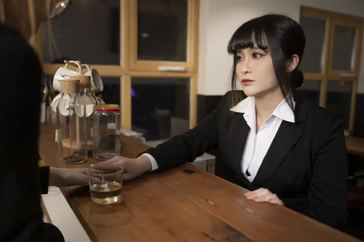 动漫博主洛璃LoLiSAMA醉酒OL主题脱性感白T露黑色情趣内衣秀豪乳诱惑写真75P