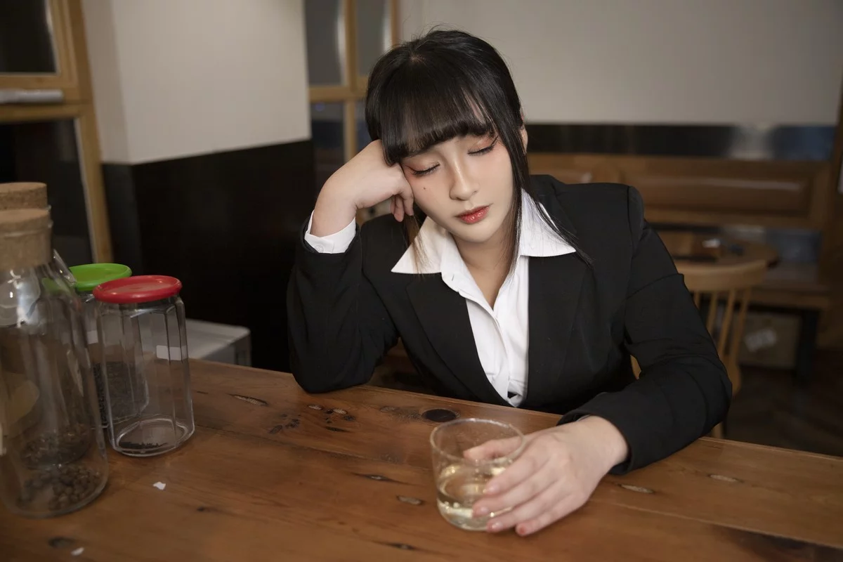 动漫博主洛璃LoLiSAMA醉酒OL主题脱性感白T露黑色情趣内衣秀豪乳诱惑写真75P