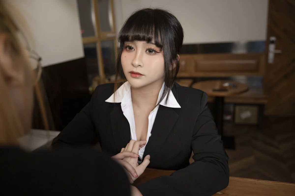 动漫博主洛璃LoLiSAMA醉酒OL主题脱性感白T露黑色情趣内衣秀豪乳诱惑写真75P