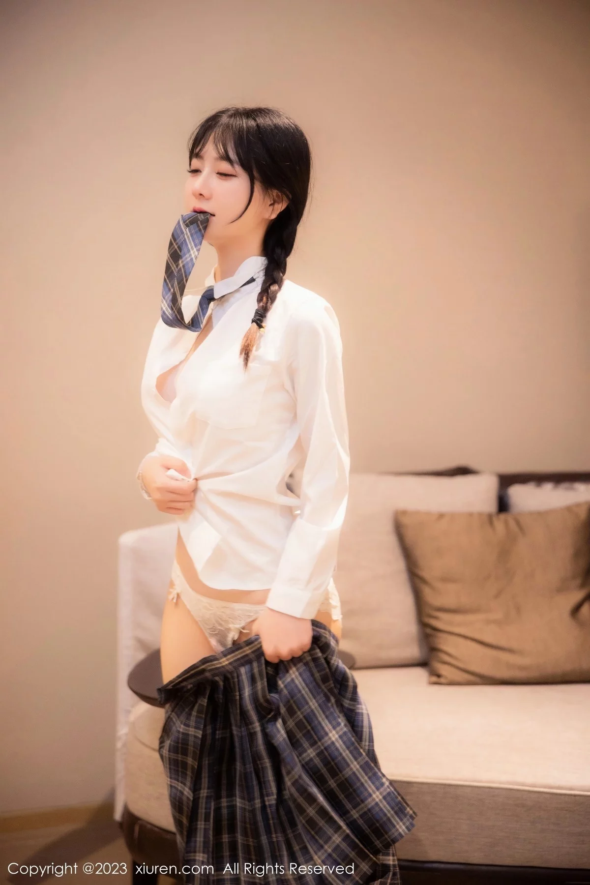 XiuRen第6662期_模特幼幼学妹制服性感白T配格子裙露白色蕾丝内衣完美诱惑写真92P
