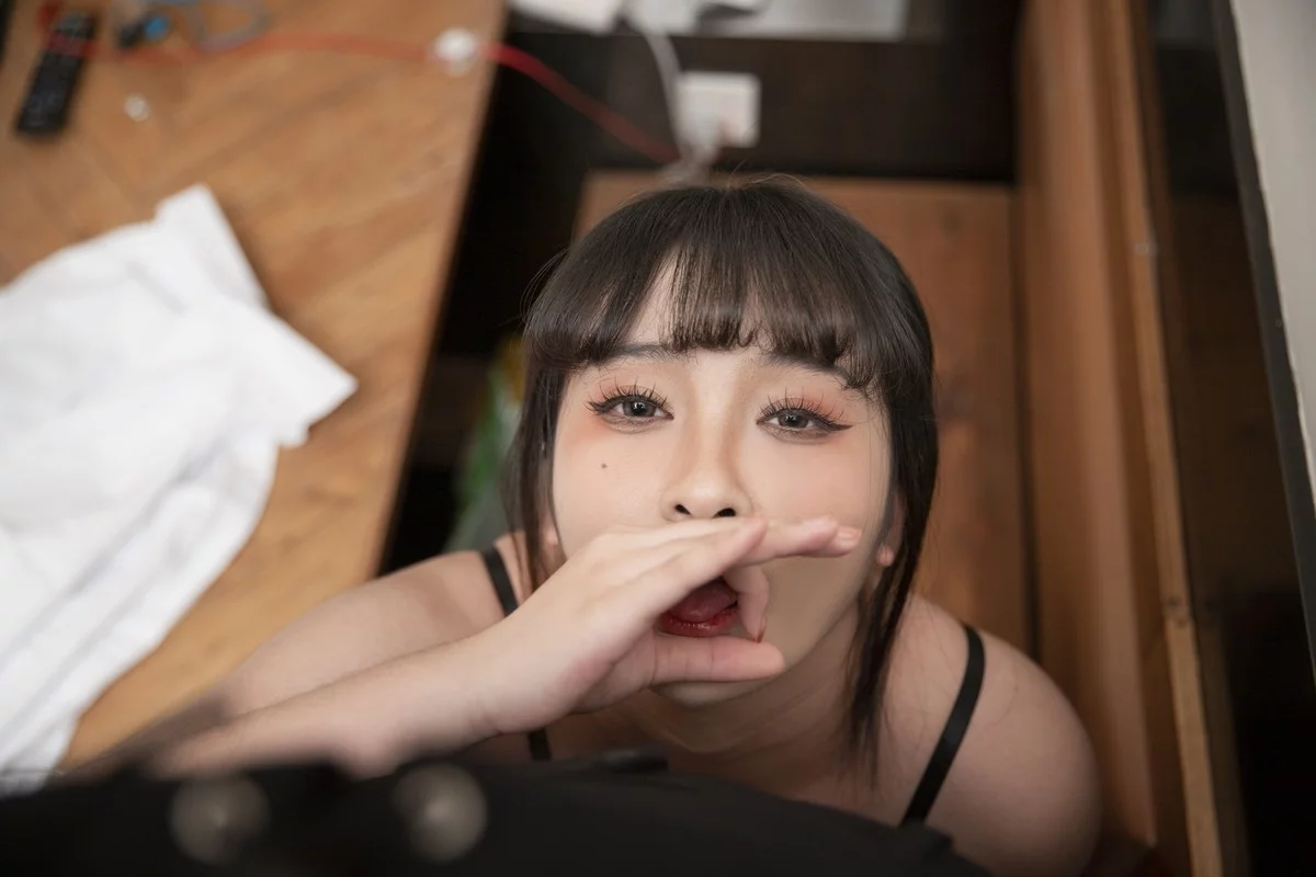 动漫博主洛璃LoLiSAMA醉酒OL主题脱性感白T露黑色情趣内衣秀豪乳诱惑写真75P