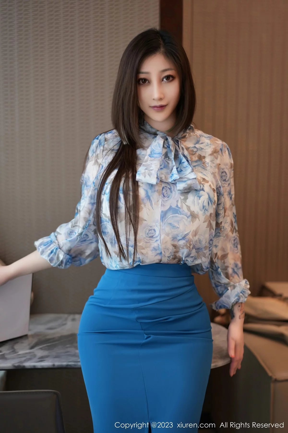 XiuRen第6657期_女神妲己_Toxic浅花色衣配蓝短裙露白色内衣配超薄黑丝诱惑写真86P