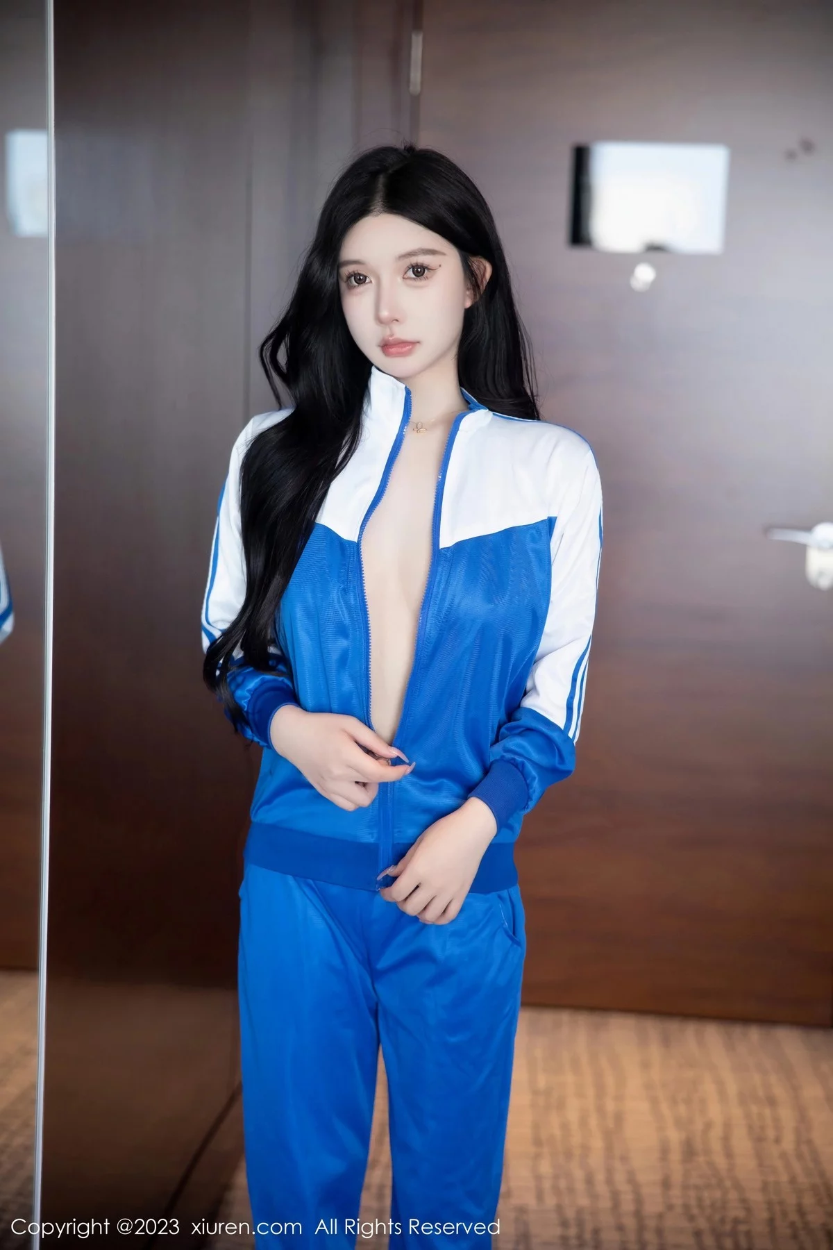 XiuRen第6660期_模特林珊珊性感蓝色运动服露黑色情趣内衣秀惹火身材诱惑写真101P