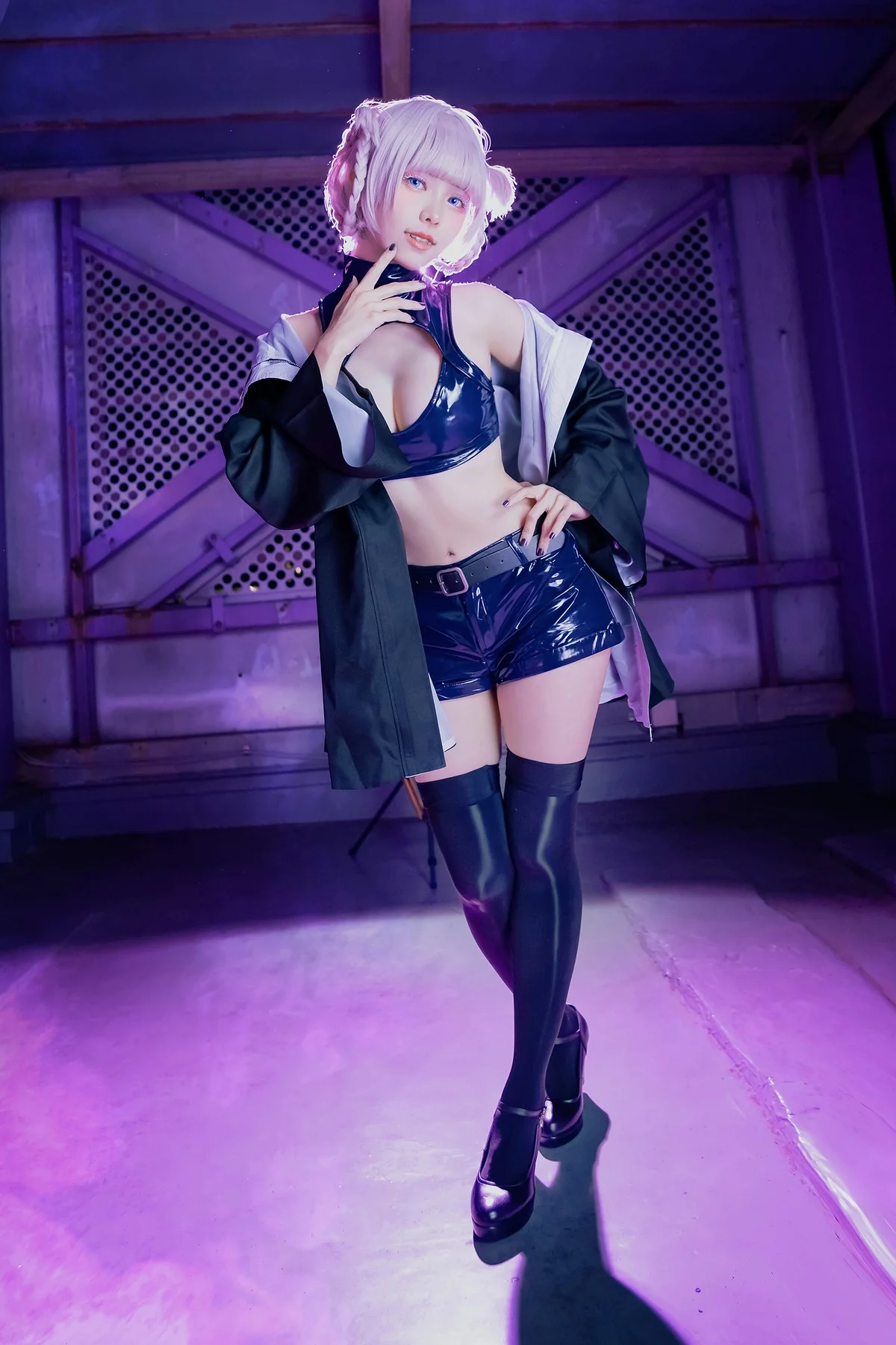 Coser妹子Ely_eee-Nazuna主题性感皮质内衣+白色高叉连体衣惹火诱惑写真40P
