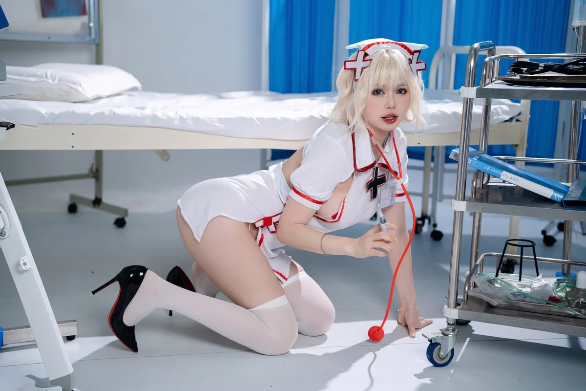 动漫博主Tina很妖孽呀白色护士妹妹主题性感情趣护士装露豪乳胶带遮点诱惑写真41P