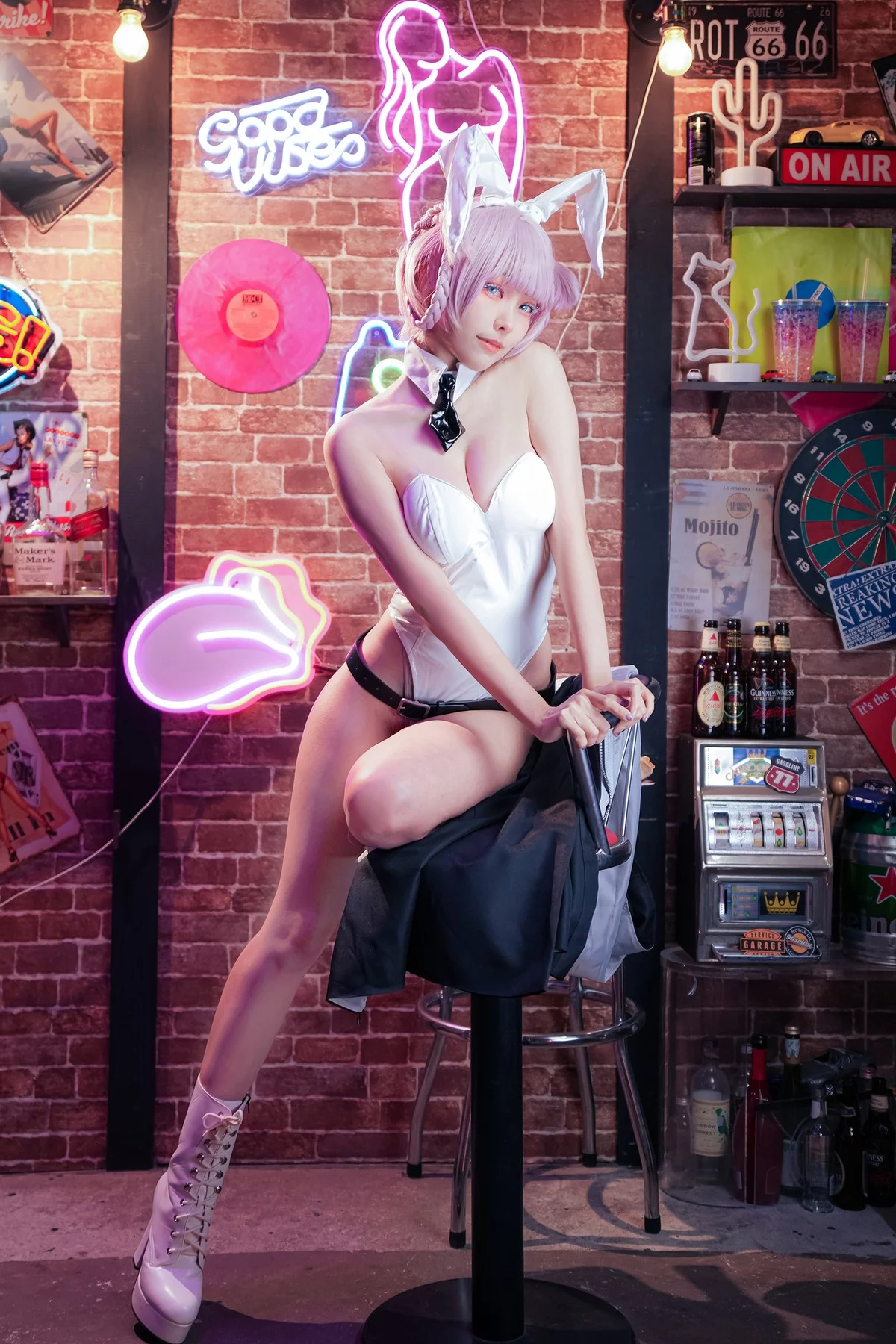 Coser妹子Ely_eee-Nazuna主题性感皮质内衣+白色高叉连体衣惹火诱惑写真40P