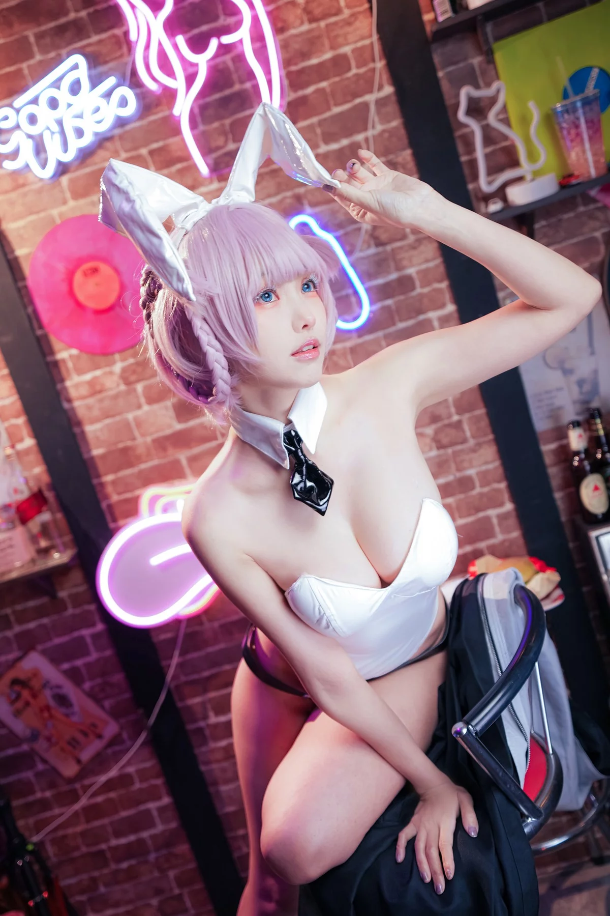 Coser妹子Ely_eee-Nazuna主题性感皮质内衣+白色高叉连体衣惹火诱惑写真40P